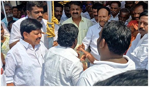 கே.பி.முனுசாமி - தம்பிதுரை ஆதரவாளர்கள் இடையே கோஷ்டி மோதல்: கிருஷ்ணகிரியில் நடந்தது என்ன?