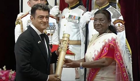 நடிகர் அஜித் குமாருக்கு பத்ம பூஷண் விருதை குடியரசுத் தலைவர் திரவுபதி முர்மு வழங்கினார்.