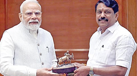 டெல்லியில் பிரதமர் மோடியை சந்தத்த தமிழக பாஜக தலைவர் நயினார் நாகேந்திரன் அவருக்கு நினைவுப் பரிசு வழங்கினார்.