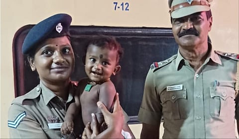 நாகர்கோவில் - பெங்களூரு ரயிலில் வந்த வந்த பயணி ஒப்படைத்த குழந்தையுடன் சேலம் ரயில்வே போலீஸார்