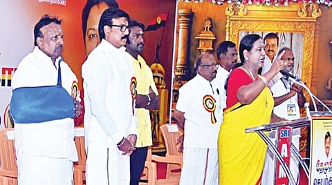 தருமபுரி மாவட்டம் வெள்ளிச்சந்தையில் நேற்று நடைபெற்ற தேமுதிக மாநில செயற்குழு, பொதுக்குழுக் கூட்டத்தில் பேசினார் கட்சியின் பொதுச் செயலாளர் பிரேமலதா.