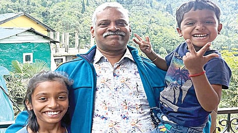 கொல்கத்தா தீ விபத்தில் உயிரிழந்த முத்து கிருஷ்ணன், தியா, ரிதன்.
