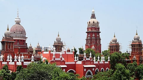 சென்னை உயர் நீதிமன்ற வளாகத்தில் உள்ள ஆங்கிலேயர் கல்லறைகளை அகற்றுவதை எதிர்த்த வழக்குகள் தள்ளுபடி