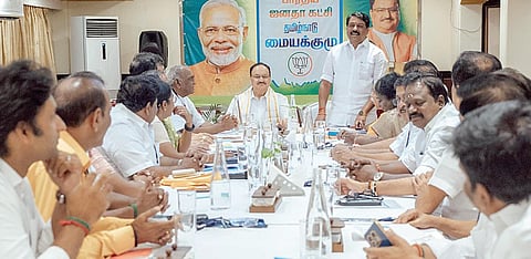 சென்னை காட்டாங்கொளத்தூரில் நேற்று நடைபெற்ற பாஜக மாநில மைய குழு கூட்டத்தில் பாஜக தேசிய தலைவர் ஜெ.பி.நட்டா பங்கேற்று நிர்வாகிகளுக்கு பல்வேறு அறிவுரைகளை வழங்கினார்.