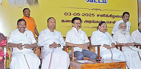 திமுக மாவட்ட செயலாளர்கள் கூட்டம், கட்சியின் தலைவர் மு.க.ஸ்டாலின் தலைமையில் சென்னையில் நேற்று நடைபெற்றது. இதில் பொதுச் செயலாளர் துரைமுருகன், பொருளாளர் டி.ஆர்.பாலு, கே.என்.நேரு, கனிமொழி உள்ளிட்ட நிர்வாகிகள் கலந்து கொண்டனர். படம்: ம.பிரபு
