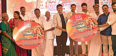 சித்திரைத் திருவிழாவையொட்டி, எம்.ஆர். புரமோட்டர்ஸ் சார்பில் மதுரையில் நேற்று நடைபெற்ற கள்ளழகரை போற்றும் ‘ மண்ணதிர.. விண்ணதிர..’ என்ற பாடல் வெளியீட்டு விழாவில் பங்கேற்றோர். படம்: எஸ்.கிருஷ்ணமூர்த்தி