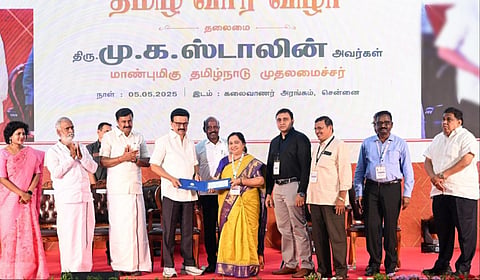 கவிக்கோ அப்துல்ரகுமான் உள்பட 5 தமிழ் எழுத்தாளர்களின் படைப்புகள் நாட்டுடைமையாக்கப்பட்டு அதற்கான நூலுரிமைத் தொகையை முதல்வர் ஸ்டாலின் வழங்கினார்