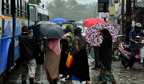 கோவை, நீலகிரி, திண்டுக்கல், தேனியில் செவ்வாய்க்கிழமை கனமழை வாய்ப்பு