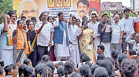 காஷ்மீர் தீவிரவாத தாக்குதலைக் கண்டித்து, தமிழக பாஜக சார்பில் எழும்பூரில் நேற்று கண்டன ஆர்ப்பாட்டம் நடைபெற்றது. இதில், பாஜக மாநிலத் தலைவர் நயினார் நாகேந்திரன், முன்னாள் மாநிலத் தலைவர் தமிழிசை, துணைத் தலைவர் கரு.நாகராஜன், முன்னாள் எம்.பி சரத்குமார் உள்ளிட்டோர் பங்கேற்றனர். || படம்: எஸ்.சத்தியசீலன் |