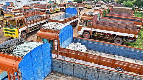 மணல் லாரிகளை இயக்காமல் மே 23 முதல் காத்திருப்பு போராட்டம்: உரிமையாளர்கள் அறிவிப்பு