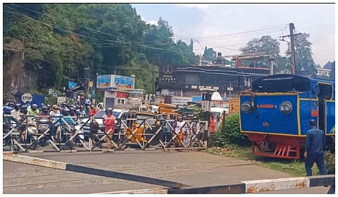 குன்னூர் லெவல் கிராசிங் அருகே மலை ரயில் பழுதாகி நின்றதால் போக்குவரத்து பாதிப்பு
