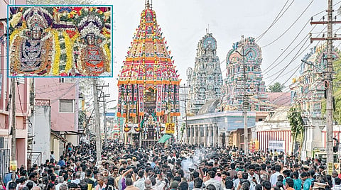 தஞ்சாவூரில் நேற்று நடைபெற்ற பெரியகோயில் தேரோட்டத்தின்போது வடம் பிடித்து தேர் இழுத்த ஆயிரக்கணக்கான பக்தர்கள். (உள்படம்) தேரில் எழுந்தருளிய தியாகராஜர் - கமலாம்பாள். படங்கள்: ஆர்.வெங்கடேஷ்