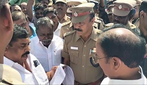 அரூர் கோபாலபுரம் சர்க்கரை ஆலை ஆய்வுக்கு வந்த அமைச்சர் ராஜேந்திரனை தடுக்க முயன்ற அதிமுக எம்எல்ஏக்கள்