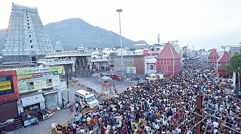சித்ரா பவுர்ணமியையொட்டி திருவண்ணாமலையில் லட்சக்கணக்கானோர் கிரிவலம்