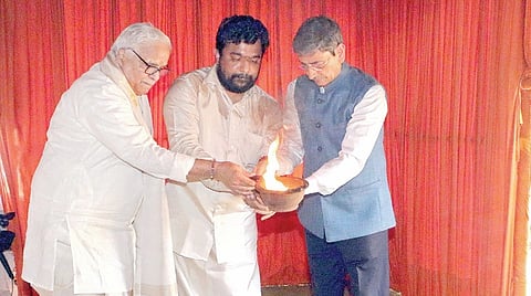 காரமடை அருகே எல்லை கருப்பராயன் கோயில் வளாகத்தில் அமைக்கப்பட்டுள்ள சித்தக்கோயிலில் நேற்று நடந்த பூஜையில் பங்கேற்ற ஆளுநர் ஆர்.என்.ரவி.
