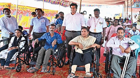 ஃபின்சி லாஜிஸ்டிக்ஸ் நிறுவனம் சார்பில், மாற்றுத் திறனாளிகள் 80 பேருக்கு ரூ.2.5 லட்சம் மதிப்பிலான உதவி உபகரணங்களை அந்த நிறுவனத்தின் தலைமை செயல் அதிகாரி வி.ஆர்.வம்சி வழங்கினார்.படம்: எஸ்.சத்தியசீலன்