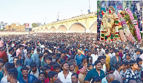 மதுரை வைகை ஆற்றில் நேற்று காலை இறங்கிய கள்ளழகரை தரிசிப்பதற்காக காத்திருந்த பக்தர்கள் கூட்டம். (அடுத்த படம்) பச்சைப் பட்டு உடுத்தி தங்கக் குதிரை வாகனத்தில் எழுந்தருளிய கள்ளழகர். படங்கள்: நா.தங்கரத்தினம்