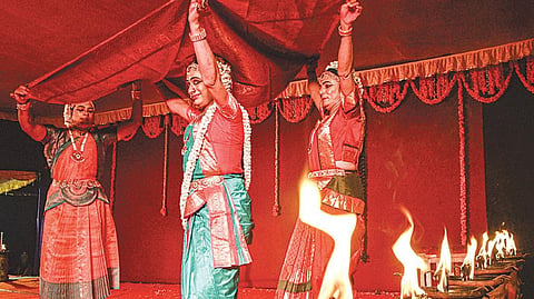 தஞ்சாவூர் அருகே மெலட்டூரில் நரசிம்மர் ஜெயந்தியை முன்னிட்டு நேற்று அதிகாலையில் எண்ணெய் விளக்கு வெளிச்சத்தில் நடந்த பாகவத மேளா நாட்டிய நாடக நிகழ்ச்சி. படம்: ஆர்.வெங்கடேஷ்