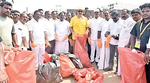 பாமக மற்றும் வன்னியர் சங்கம் சார்பில் மாமல்லபுரம் அருகே திருவிடந்தையில் சித்திரை முழுநிலவு வன்னிய இளைஞர் பெருவிழா மாநாடு நடைபெற்ற நிலையில், நேற்று பாமக தலைவர் அன்புமணி நிர்வாகிகளுடன் இணைந்து மாநாட்டு திடலில் குவிந்திருந்த குப்பைகளை அகற்றி தூய்மை பணியில் ஈடுபட்டார்.