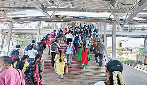 கோட்டை ரயில் நிலையத்தில் எஸ்கலேட்டர், லிஃப்ட் வசதி இல்லை: படியேறி செல்ல சிரமப்படும் அரசு ஊழியர்கள், பொதுமக்கள்