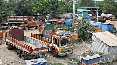தமிழகத்தில் மணல் குவாரிகளை திறக்கக் கோரி மே 23-ல் லாரி உரிமையாளர்கள் வேலைநிறுத்தம்