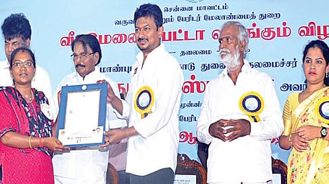 சென்னை திருவொற்றியூரில் நேற்று நடைபெற்ற நிகழ்ச்சியில் துணை முதல்வர் உதயநிதி ஸ்டாலின் பங்கேற்று பயனாளிகளுக்கு பட்டாக்களை வழங்கினார். உடன் அமைச்சர்கள் சாத்தூர் ராமச்சந்திரன், சேகர்பாபு, மாதவரம் சுதர்சனம் எம்எல்ஏ உள்ளிட்டோர் கலந்து கொண்டனர். | படம்: ம.பிரபு |