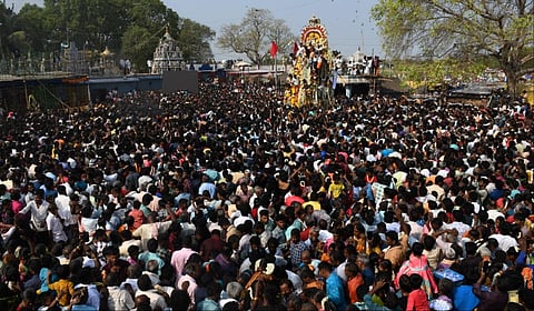 கூவாகம் கூத்தாண்டவர் கோயிலில் நடைபெற்ற சித்திரை பெருவிழா தேரோட்டத்தில் ஆயிரக்கணக்கான திருநங்கைகள் மற்றும் பக்தர்கள் கலந்துகொண்டு சாமி தரிசனம் செய்தனர் | படங்கள்: எம்.சாம்ராஜ்