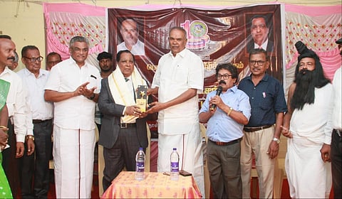 நெல்லை பொதிகை தமிழ் சங்கம் சார்பில் நடைபெற்ற பாராட்டு விழாவில் தமிழக சட்டப்பேரவைத் தலைவர் அப்பாவு உள்ளிட்டோர் கலந்துகொண்டனர்.