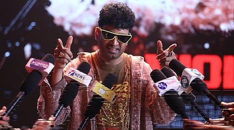 பிற மத பாடல்களை இப்படி பயன்படுத்துவீர்களா? - சந்தானம் படக்குழுவுக்கு நீதிபதிகள் கேள்வி