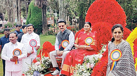 மலர் அரியணையில் மனைவியுடன் அமர்ந்து புகைப்படம் எடுத்துக் கொண்ட முதல்வர் மு.க.ஸ்டாலின்.