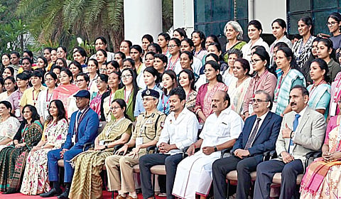 போலீஸ் அகாடமியின் 11-வது தேசிய அளவிலான பெண்கள் மாநாடு தாம்பரத்தை அடுத்த ஊனமாஞ்சேரியில் நடந்தது. இதில் துணை முதல்வர் உதயநிதி ஸ்டாலின் கலந்துகொண்டு விழா மலரை வெளியிட்டார். அமைச்சர்
தா.மோ.அன்பரசன், டிஜிபி சங்கர் ஜிவால் மற்றும் அதிகாரிகள் உடனிருந்தனர். நிறைவாக அனைவரும் துணை முதல்வருடன் குழு புகைப்படம் எடுத்துக் கொண்டனர். | படம்: எம்.முத்துகணேஷ் |