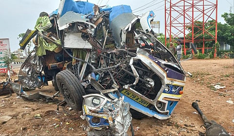 கரூர் அருகே ஆம்னி பேருந்தும் சுற்றுலா வேனும் மோதிக்கொண்ட விபத்தில் உருக்குலைந்த வேன்