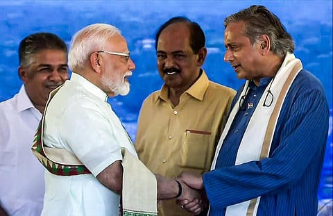 பிரதமர் மோடியுடன் சசிதரூர் - கோப்புப்படம்