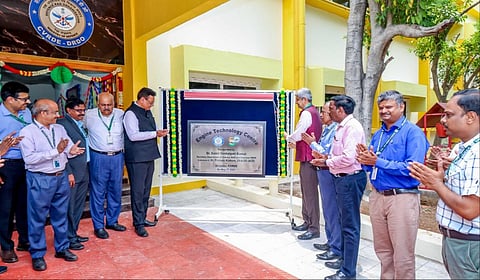 ஆவடியில் போர் வாகன ஆராய்ச்சி மற்றும் மேம்பாட்டு நிறுவனத்தில் அமைக்கப்பட்டுள்ள டிஆர்டிஓ தலைவர் டாக்டர் சமீர் வி.காமத் திறந்து வைத்தார்.