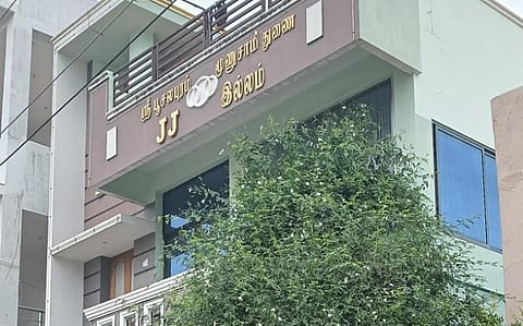 மதுரை உசிலம்பட்டி அண்ணாநகரிலுள்ள முன்னாள் அதிமுக எம்எல்ஏ பி.நீதிபதியின் வீட்டில் லஞ்ச ஒழிப்பு போலீஸார் சோதனையிட்டனர்.