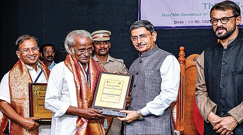 தஞ்சாவூர் தென்னக பண்பாட்டு மையத்தில் நேற்று நடைபெற்ற சலங்கைநாதம் கலை விழாவின் நிறைவு நாளில் பத்ம விருதாளர்கள் சுவாமிமலை சிற்பக் கலைஞர் ராதாகிருஷ்ண ஸ்தபதி, செய்யாறு தெருக்கூத்து கலைஞர் கண்ணப்ப சம்பந்தம் ஆகியோருக்கு விருது வழங்கிப் பாராட்டிய ஆளுநர் ஆர்.என்.ரவி. | படம்: ஆர்.வெங்கடேஷ் |
