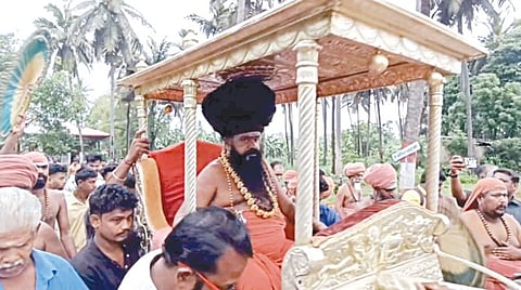 தருமபுரம் ஆதீன குருமூர்த்தங்களில் சிறப்பு வழிபாடு செய்வதற்காக வெள்ளி நாற்காலி பல்லக்கில் சென்ற தருமபுரம் ஆதீனம் 27-வது குருமகா சந்நிதானம் ல கயிலை மாசிலாமணி தேசிக ஞானசம்பந்த பரமாச்சாரிய சுவாமிகள்.