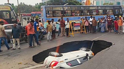 ராஜீவ்காந்தி சாலையில் பள்ளம் ஏற்பட்ட பகுதியை சீர் செய்யும் பணி தீவிரம்