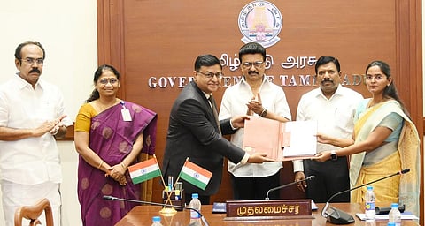 அரசு ஊழியர்களுக்கு கட்டணமின்றி காப்பீடு வழங்கும் வகையில் முதல்வர் ஸ்டாலின் முன்னிலையில் 7 வங்கிகளுடன் நேற்று புரிந்துணர்வு ஒப்பந்தம் மேற்கொள்ளப்பட்டது. உடன் அமைச்சர் தங்கம் தென்னரசு, தலைமைச் செயலர் முருகானந்தம், நிதித் துறை செயலர் உதயச்சந்திரன், நிதித் துறை செயலர் (செலவுகள்) நாகராஜன், கருவூலம், கணக்குகள் துறை இயக்குநர் சாரு மற்றும் வங்கி அதிகாரிகள்.