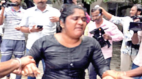 தீக்குளிக்க முயன்ற பெண்.