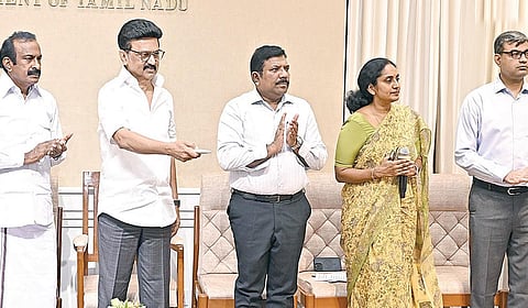 நகர்ப்புற வாழ்விட மேம்பாட்டு வாரியத்தின் சார்பில் ரூ.527 கோடியே 84 லட்சம் செலவில் கட்டப்பட்டுள்ள 4,978 புதிய அடுக்குமாடி குடியிருப்புகளை முதல்வர் மு.க.ஸ்டாலின் காணொலிக் காட்சி வாயிலாக நேற்று திறந்து வைத்தார். உடன் அமைச்சர்கள் க.முத்துசாமி, தா.மோ.அன்பரசன், தலைமைச்செயலாளர் நா.முருகானந்தம் உள்ளிட்டோர்.