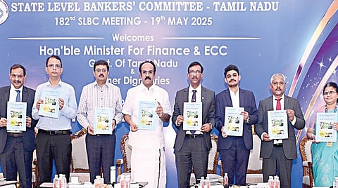 மாநில அளவிலான வங்கியாளர்கள் கூட்டத்தில், 2025-26-ம் நிதியாண்டுக்கான தமிழகத்தின் வருடாந்திர கடன் திட்ட ஆவணத்தை நிதியமைச்சர் தங்கம் தென்னரசு வெளியிட்டார். உடன் (இடமிருந்து) மாநில அளவிலான வங்கியாளர்கள் குழுவின் ஒருங்கிணைப்பாளர் எம். மோகன், ரிசர்வ் வங்கி தலைமை பொதுமேலாளர் ராகேஷ்
வத்சவா, தமிழக அரசின் நிதித்துறை செயலர் டி. உதயச்சந்திரன் உள்ளிட்டோர்.