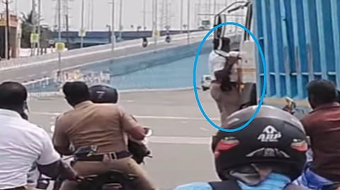 பரனூர் சுங்கச்சாவடியில் லாரி கடத்தல்: 15 கிலோமீட்டர் தூரத்துக்கு விரட்டி சென்று பிடித்த போலீஸார்