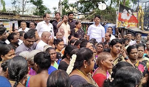 ‘ஏன் நடவடிக்கை இல்லை?’ - அரக்கோணம் திமுக முன்னாள் நிர்வாகி விவகாரத்தில் அதிமுக ஆர்ப்பாட்டம்