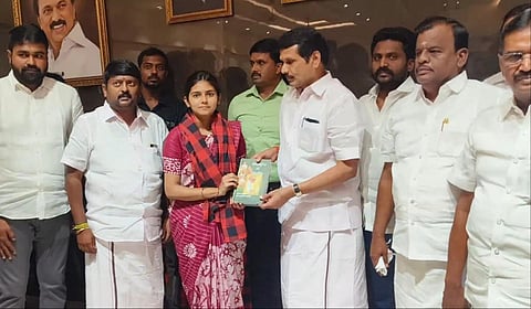கோவையைச் சேர்ந்த வைஷ்ணவி முன்னாள் அமைச்சர் செந்தில் பாலாஜி முன்னிலையில் திமுகவில் இணைந்தார்