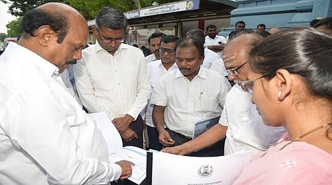 கிழக்கு கடற்கரை சாலை விரிவாக்கப்பணி ஆய்வு: விரைவாக முடிக்க அமைச்சர் வேலு அறிவுறுத்தல்