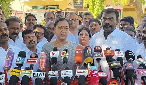 தூத்துக்குடி விமான நிலையத்தில் தேமுதிக பொதுச் செயலாளர் பிரேமலதா விஜயகாந்த் செய்தியாளர்களைச் சந்தித்தார்.