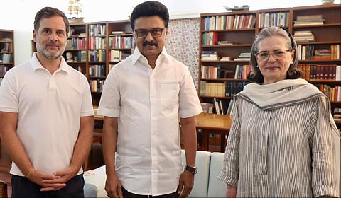 நிதி ஆயோக் கூட்டத்தில் பங்கேற்க டெல்லி சென்றுள்ள தமிழக முதல்வர் மு.க.ஸ்டாலின், காங்கிரஸ் மூத்த தலைவர்கள் சோனியா காந்தி மற்றும் ராகுல் காந்தி ஆகியோரை சந்தித்துப் பேசினார்