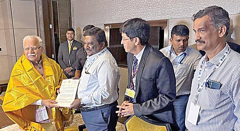 பெங்களூருவில் நேற்று நடைபெற்ற தென் மாநில மின்துறை அமைச்சர்களின் மாநாட்டில், மத்திய மின்துறை அமைச்சர் மனோகர் லாலிடம் கோரிக்கை மனு அளிக்கிறார் தமிழக மின்துறை அமைச்சர் சா.சி.சிவசங்கர். உடன் மின்வாரிய தலைவர் ஜெ.ராதாகிருஷ்ணன், இணை மேலாண்மை இயக்குநர் (நிதி) விஷு மஹாஜன் உள்ளிட்டோர்.