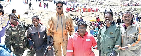கோடையை கொண்டாட ஆதரவாளர்களுக்கு குளுகுளு ஆஃபர்! - போட்டி போட்டு குஷிப்படுத்தும் வேலூர் திமுக நிர்வாகிகள்
